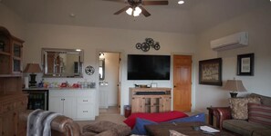 Living area - Tranquil 7-bedroom farmhouse with AC in Liberty Hill (Liberty Hill)