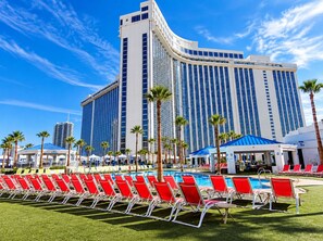 Pool - Cozy 1-bedroom condo with AC in delightful Las Vegas (Las Vegas)