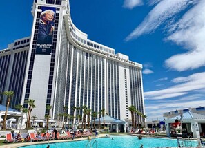 Pool - Cozy 1-bedroom condo with AC in delightful Las Vegas (Las Vegas)