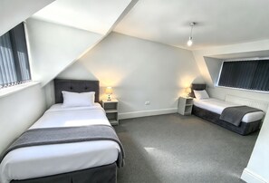 Room - Contractor-Friendly Gated Home|Parking|Sleeps 8 (Wolverhampton)