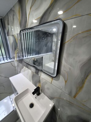 Bathroom - Contractor-Friendly Gated Home|Parking|Sleeps 8 (Wolverhampton)