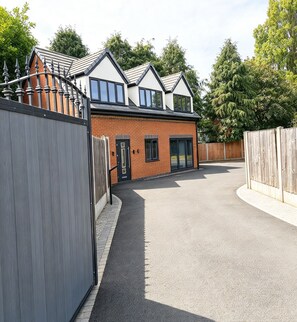Exterior - Contractor-Friendly Gated Home|Parking|Sleeps 8 (Wolverhampton)