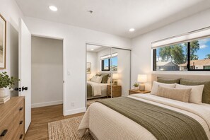 Room - Spacious 4-bedroom house in Scottsdale.  Close to Airport. Great outdoor space! (Scottsdale)
