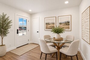 Dining - Spacious 4-bedroom house in Scottsdale.  Close to Airport. Great outdoor space! (Scottsdale)