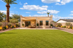 Exterior - Spacious 4-bedroom house in Scottsdale.  Close to Airport. Great outdoor space! (Scottsdale)