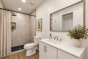Bathroom - Spacious 4-bedroom house in Scottsdale.  Close to Airport. Great outdoor space! (Scottsdale)