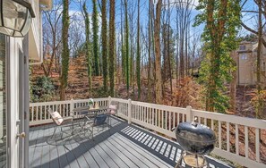 Outdoor dining - Cozy 1-bedroom house in Cumming, 4 min away from 400 and lake Lanier (Cumming)