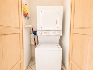 Sala amb bugaderia que disposa d'una rentadora i una màquina d'assecar.
