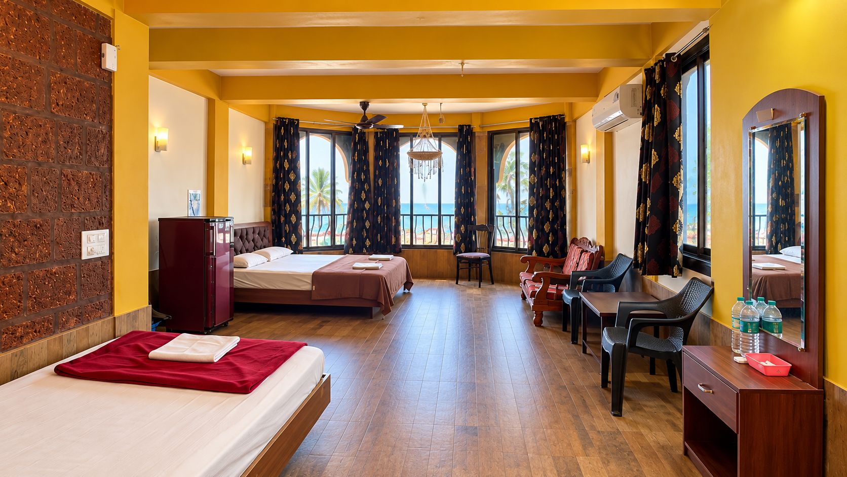 Ein Hotelzimmer mit zwei Betten, einem Schreibtisch, einem Stuhl, einem Schminktisch und einem großen Fenster mit Vorhängen.