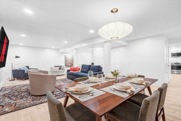 Space to share meals, relax, and spend time together between outings. - Private lower-level apartment near George Mason University. King bedroom, full kitchen, dining for six, workspace, and in-unit laundry. Sleeps five with a king sleeper sofa and twin sleeper chair. Private entrance and keypad self check-in. (Fairfax)
