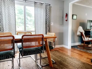 Dining - 3-Bedroom Cozy Cottage in Fayetteville, near National Park (Fayetteville)