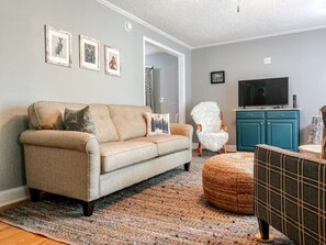 Living area - 3-Bedroom Cozy Cottage in Fayetteville, near National Park (Fayetteville)