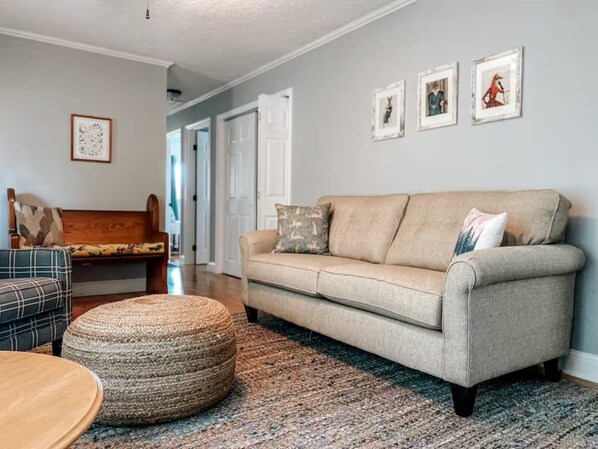Living area - 3-Bedroom Cozy Cottage in Fayetteville, near National Park (Fayetteville)