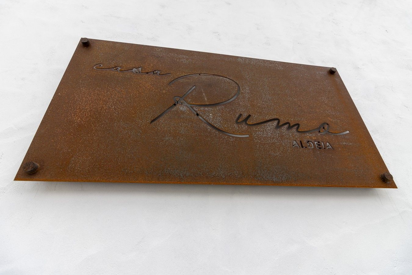 En rektangulär metallplatta med namnet ”Ruma” och årtalet ”1984” ingraverat på den.