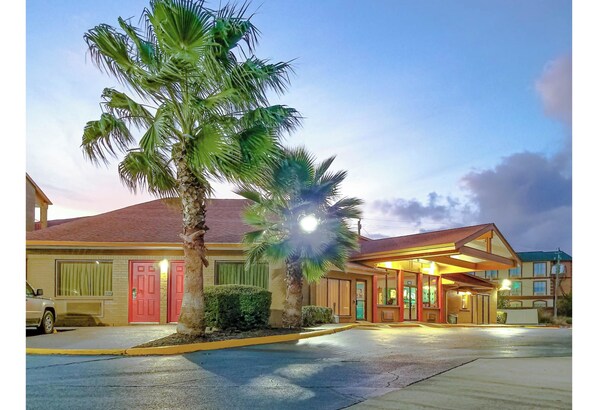 Exterior - Studio 6 Suites Houston, Tx – Hobby Airport (Houston)