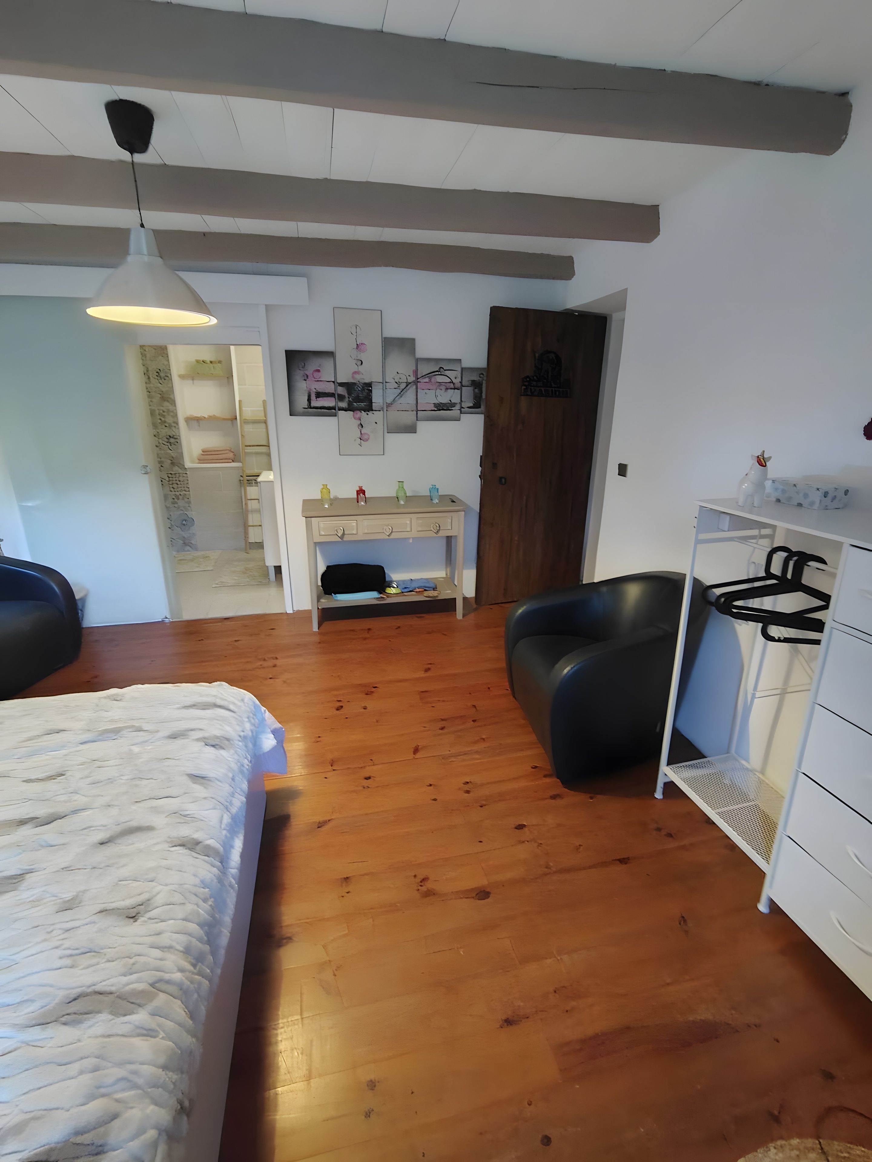 Una habitación con cama, escritorio, silla y armario.