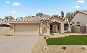 Exterior - 4-bedroom house conveniently located Peoria with pool! (Peoria)