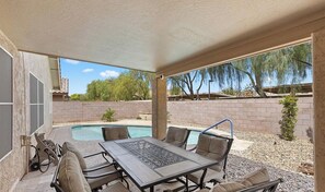 Outdoor dining - 4-bedroom house conveniently located Peoria with pool! (Peoria)
