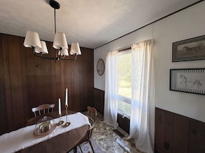 Dining - Country getaway + private pond (Creal Springs)