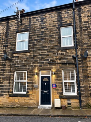 Exterior - Stylish Calder Valley Stay | Near Hebden Bridge & Countryside Walks (Walsden)