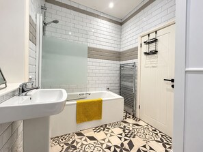 Bathroom - Stylish Calder Valley Stay | Near Hebden Bridge & Countryside Walks (Walsden)