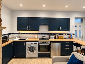 Private kitchen - Stylish Calder Valley Stay | Near Hebden Bridge & Countryside Walks (Walsden)