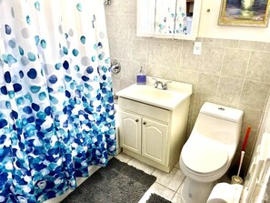 Bathroom - Charming & Cozy  3-bedroom apartment in Long Island City next to Manhattan ! (Long Island City)