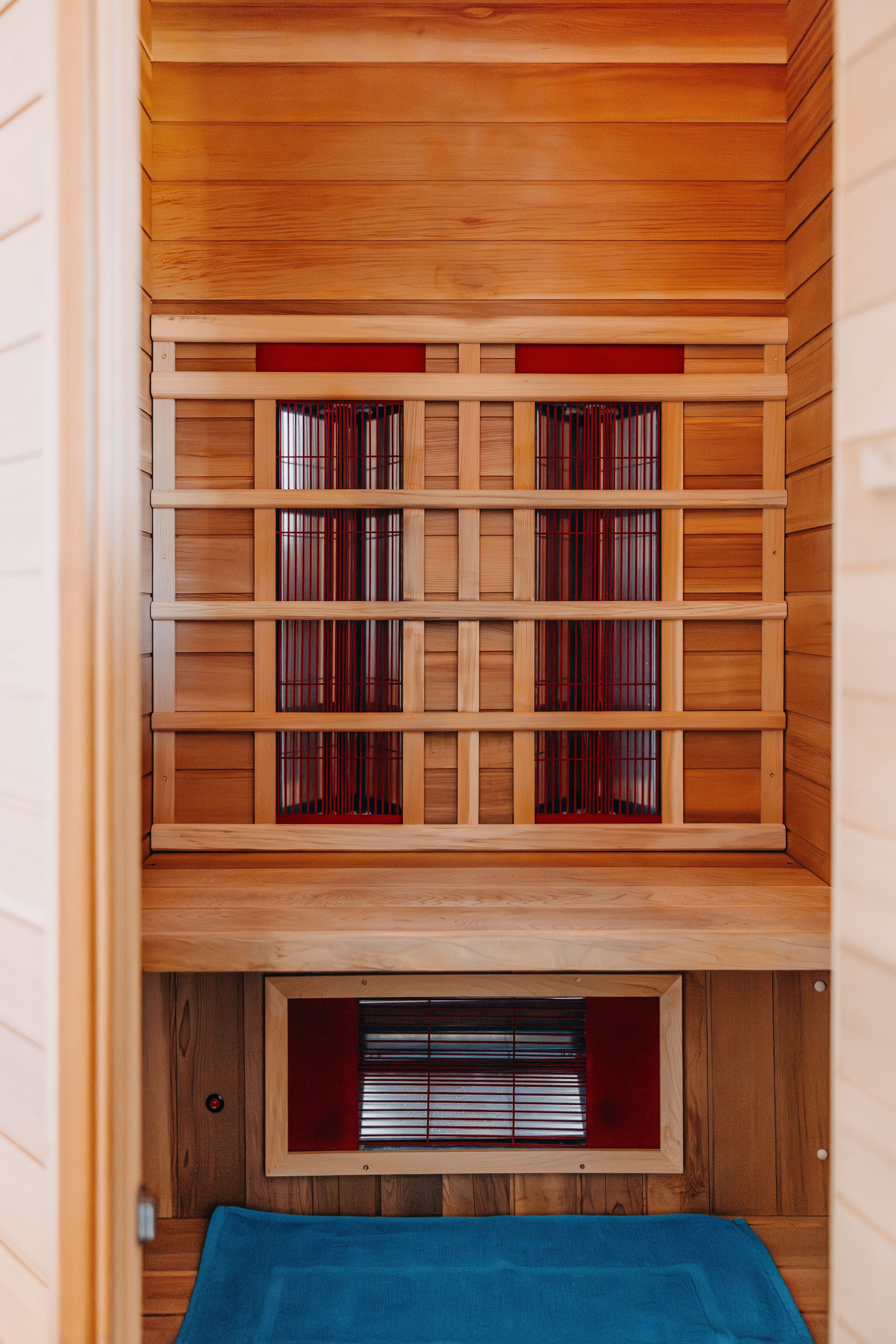 Un interior de madera con una estantería empotrada y un espacio de almacenamiento inferior.