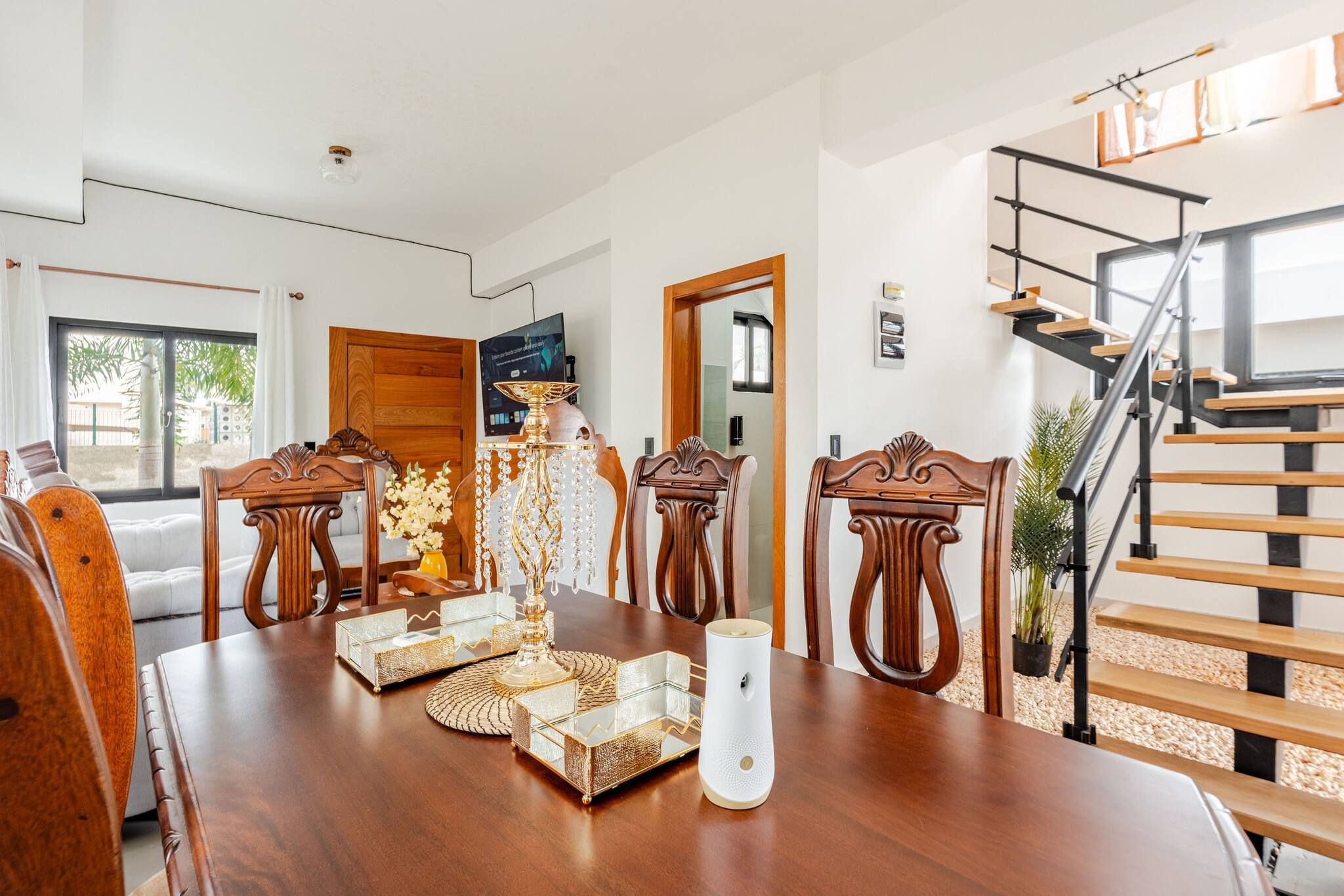 Un coin repas avec une table en bois, des chaises et un élément décoratif central.