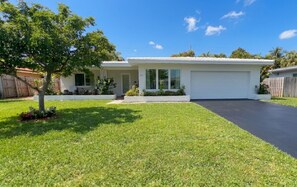 Exterior - Steps from Boca Raton Beaches, Mizner Park- 2 Bedroom Home (Boca Raton)