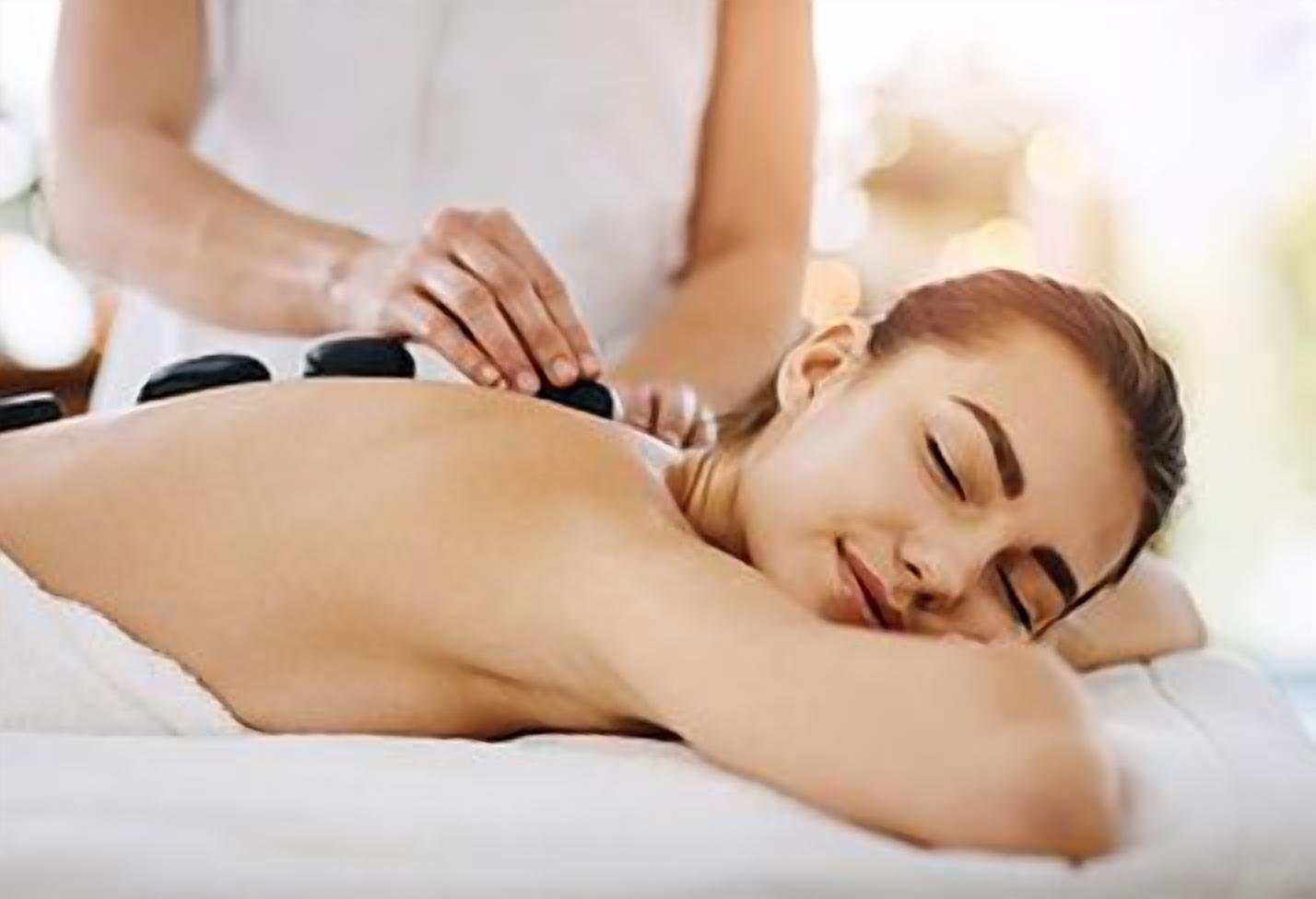 Iemand ontvangt een rugmassage met een massageapparaat.