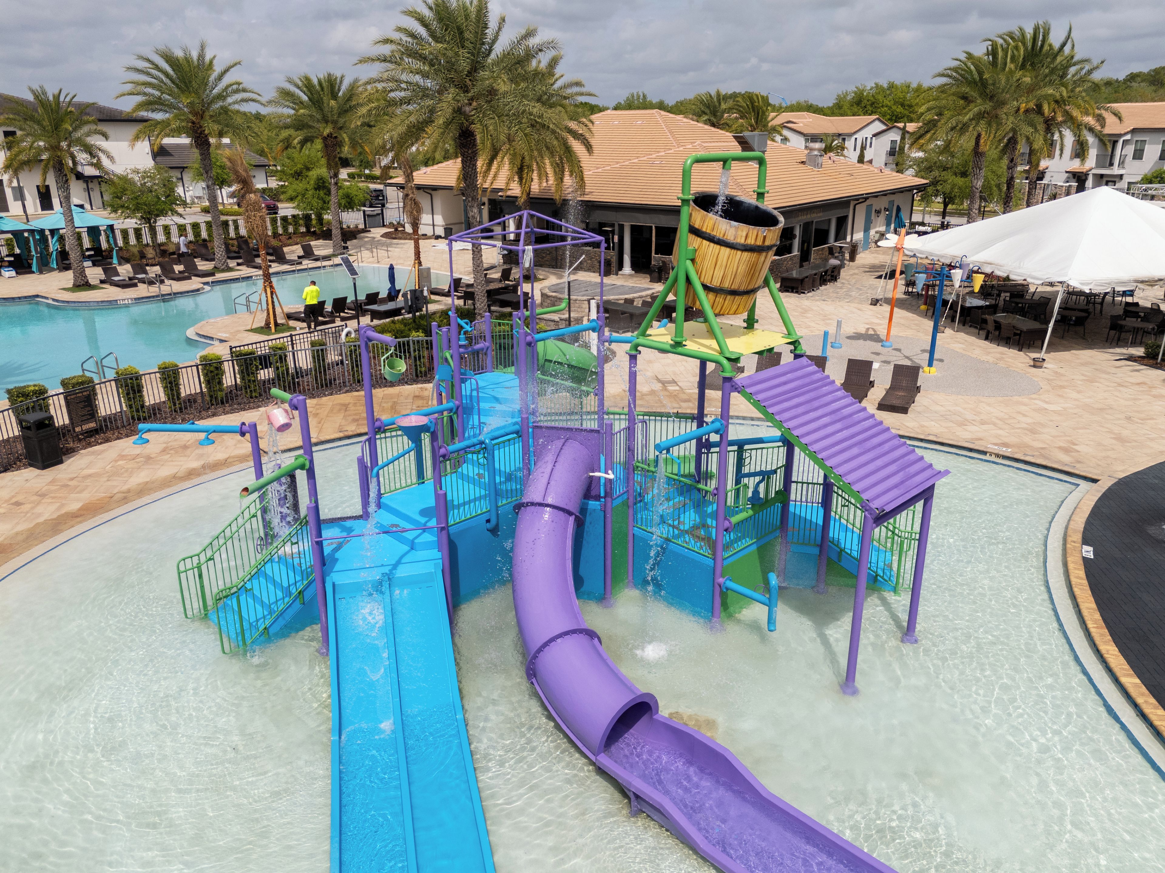 Un parc aquatique doté de plusieurs toboggans et d’un espace piscine.