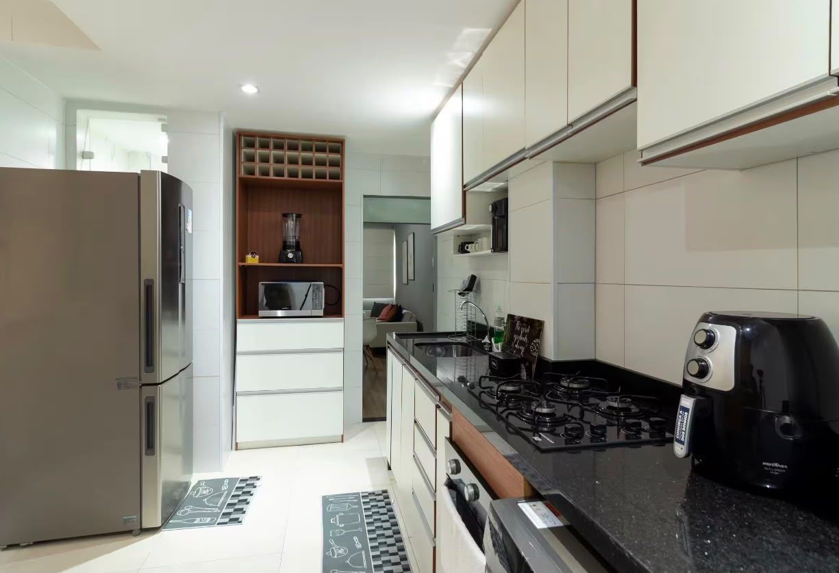 Una cocina moderna con electrodomésticos de acero inoxidable, un microondas integrado y una estufa a gas.