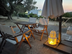 Outdoor dining - Between Mountain & Sea Spacious 2BR/2BA Maisonette with Large Garden (Eretria)