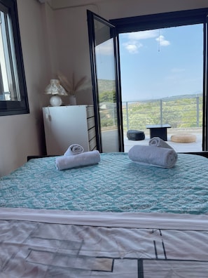 Room - Between Mountain & Sea Spacious 2BR/2BA Maisonette with Large Garden (Eretria)