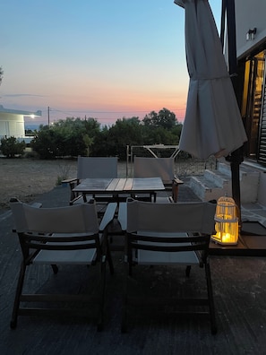 Outdoor dining - Between Mountain & Sea Spacious 2BR/2BA Maisonette with Large Garden (Eretria)