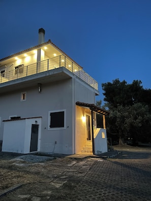 Exterior - Between Mountain & Sea Spacious 2BR/2BA Maisonette with Large Garden (Eretria)