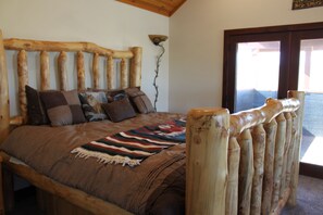 Room - Adventure basecamp! Beautiful Custom Log Home! Wide Open Spaces! (White)