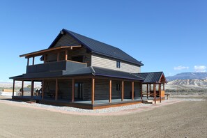 Exterior - Adventure basecamp! Beautiful Custom Log Home! Wide Open Spaces! (White)