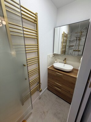 Bathroom - New Listing (Saumur)