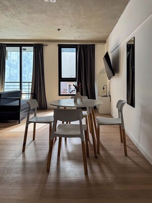 Dining - New Listing (Buenos Aires)