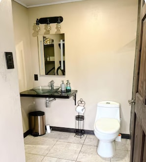 Bathroom - Beachfront 3BR House on Golfo Dulce · Starlink · Pets OK · Puerto Jiménez (La Palma de Puerto Jimenez)