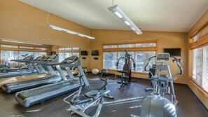 Ett gym med löpband, crosstrainers och styrketräningsutrustning.