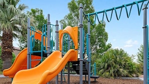 Un parque infantil con toboganes y estructuras para escalar.