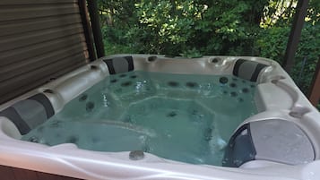 Un bain à remous offrant une vue dégagée sur la verdure environnante.