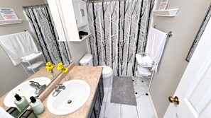 Bathroom - 3 King Beds • Fenced Yard • Pet-Friendly • Guest Favorit • Great location (Pooler)