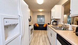 Private kitchen - 3 King Beds • Fenced Yard • Pet-Friendly • Guest Favorit • Great location (Pooler)