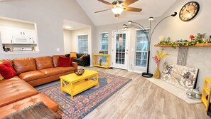 Living area - 3 King Beds • Fenced Yard • Pet-Friendly • Guest Favorit • Great location (Pooler)
