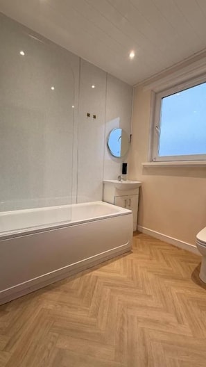 Bathroom - The Cliffburn Hotel (Arbroath)