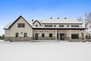 Exterior - Spacious & Serene 5BR Ottawa Retreat with Parking (Ottawa)